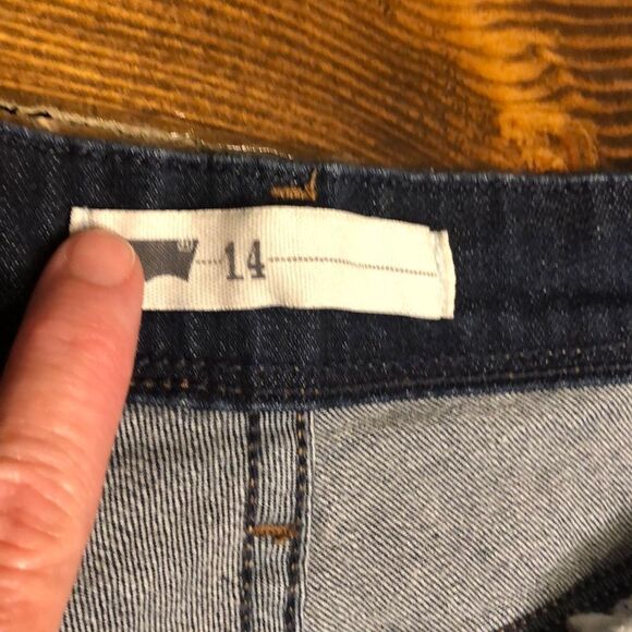 NWOT LEVIS Mom Shorts Size 14 - Picture 2 of 5